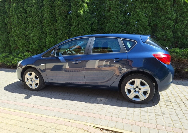 Opel Astra cena 26900 przebieg: 49800, rok produkcji 2010 z Barcin małe 106